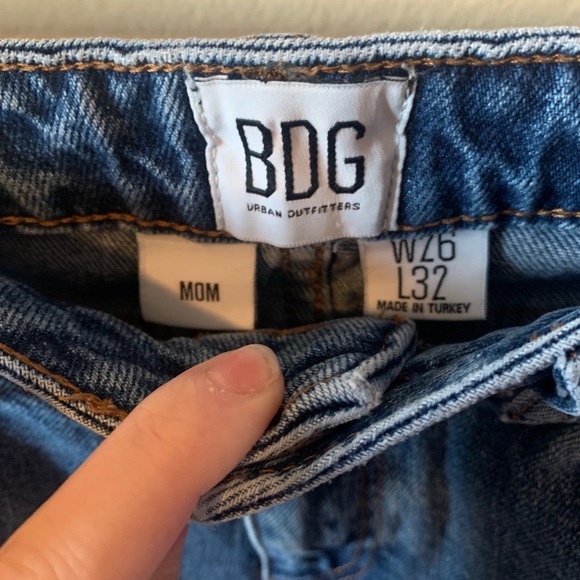 Urban Outfitters BDG Mom Medium Wash Jeans-26 - Picture 3 of 8